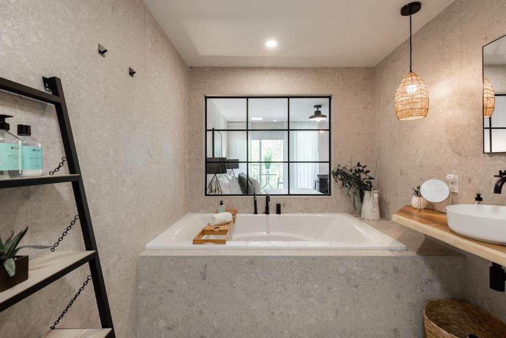 Luxurious & Modern Tremblant Loft Pool&spa Access * Mont-Tremblant